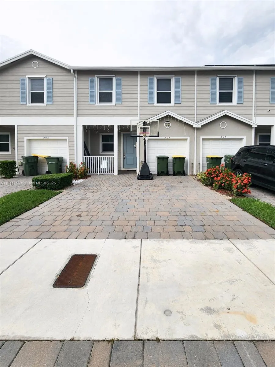 3 bedroom 2 bath for sale at 907 SE 17th Ct, Homestead FL 33034