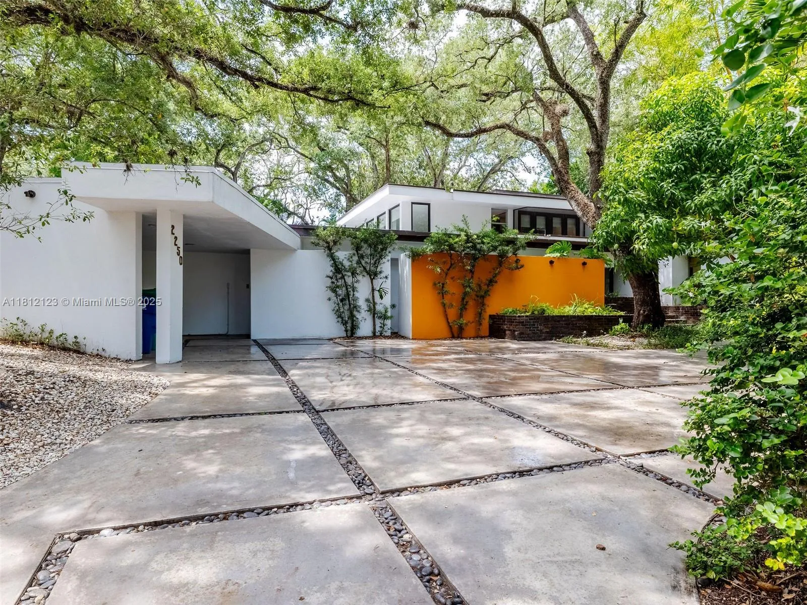 2250 NE 201st St, Miami FL 33180
