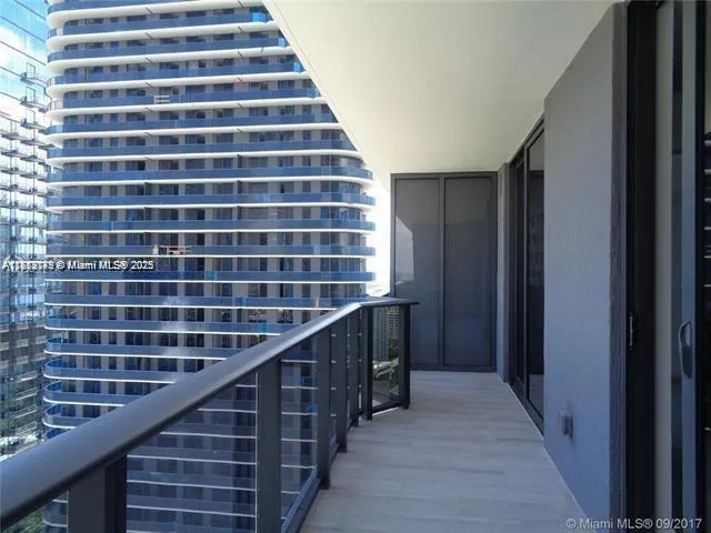45 SW 9th St # 2709, Miami FL 33130