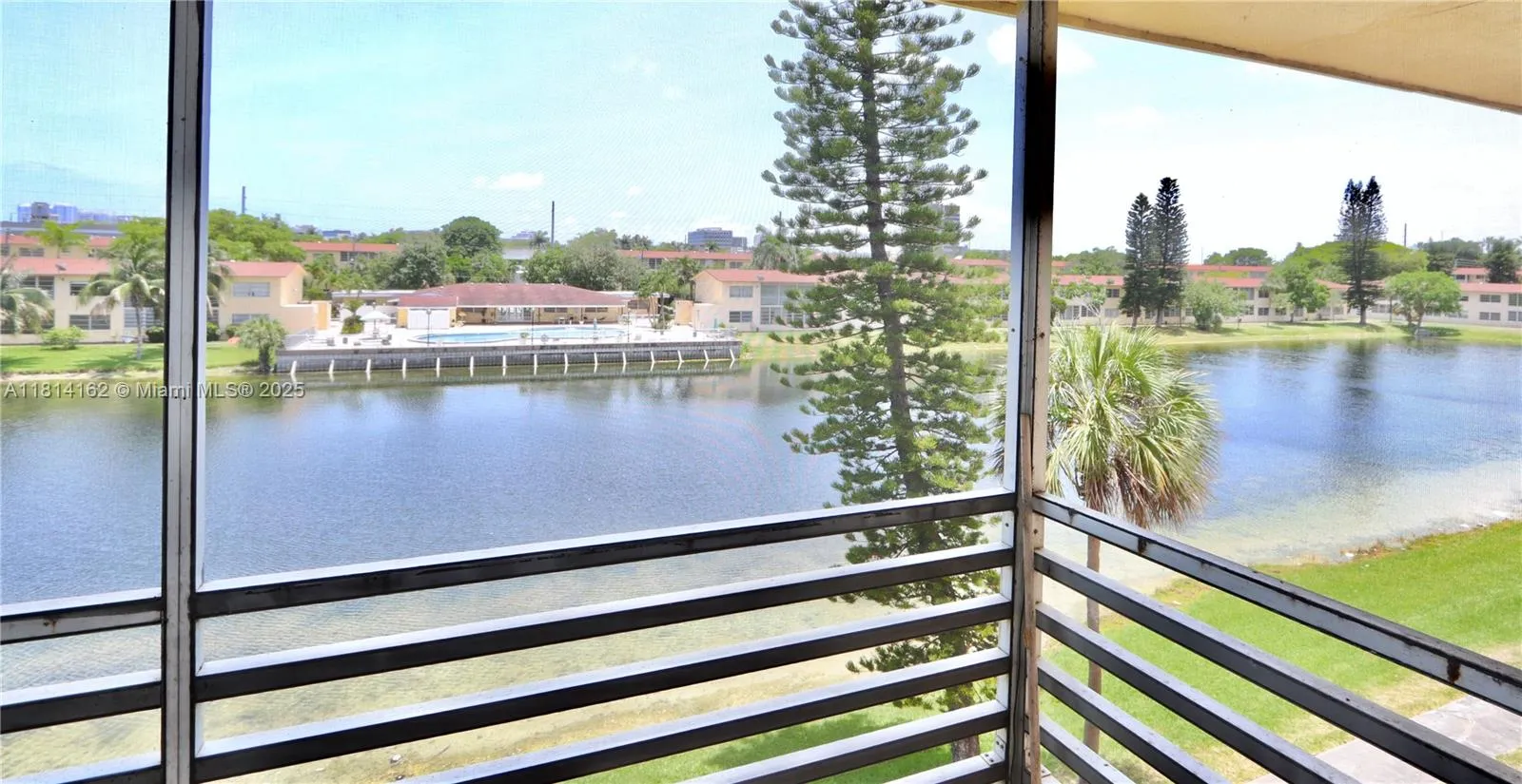 1 bedroom 1 bath for sale at 2880 NE 203rd St # 31, Aventura FL 33180