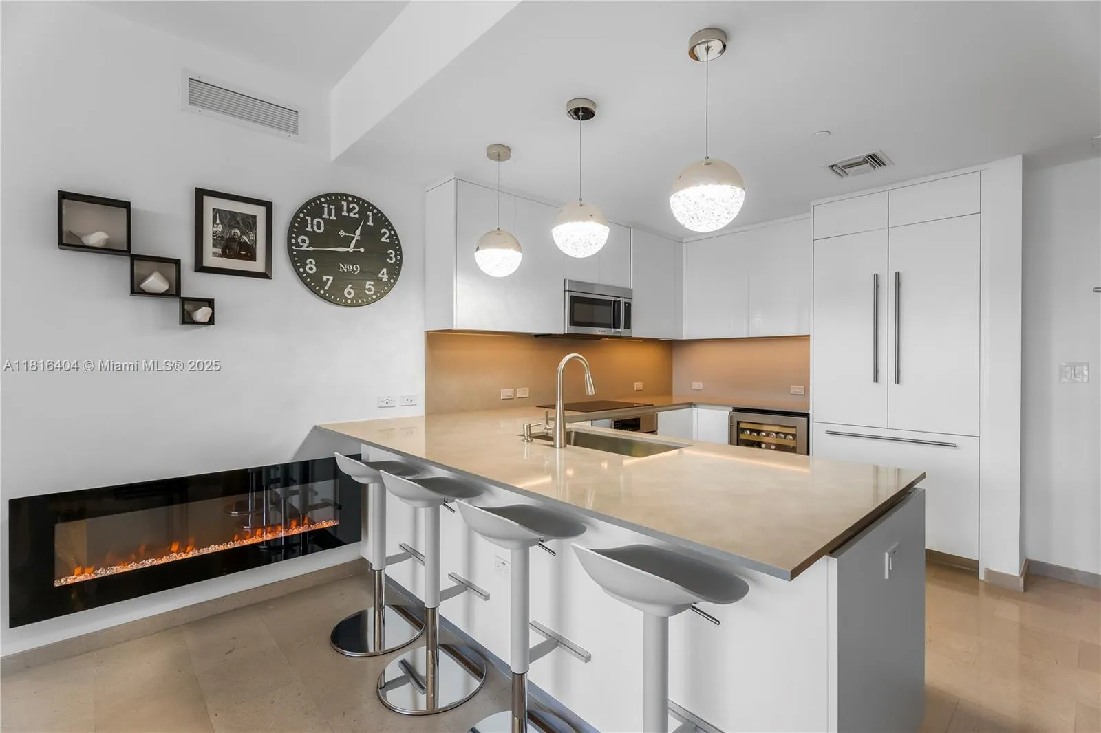 68 SE 6th St # 1704, Miami FL 33131