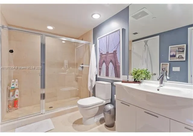 2 bedroom 2 bath for sale at 495 Brickell Ave # 5104, Miami FL 33131