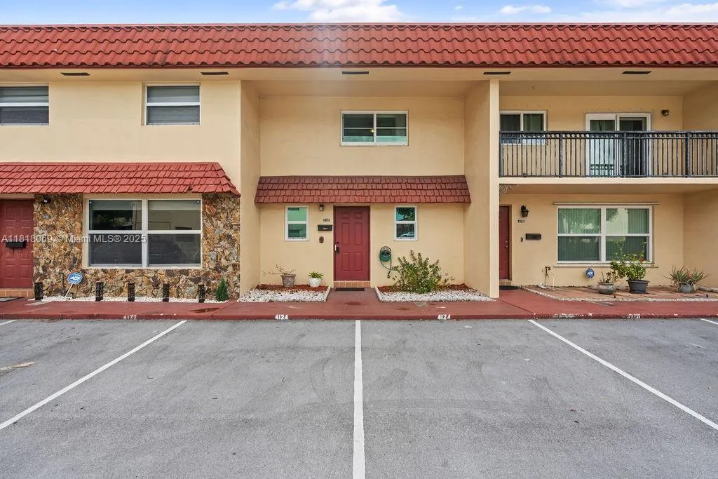 2 bedroom 1 bath for sale at 4124 SW 65th Ave # 69, Davie FL 33314