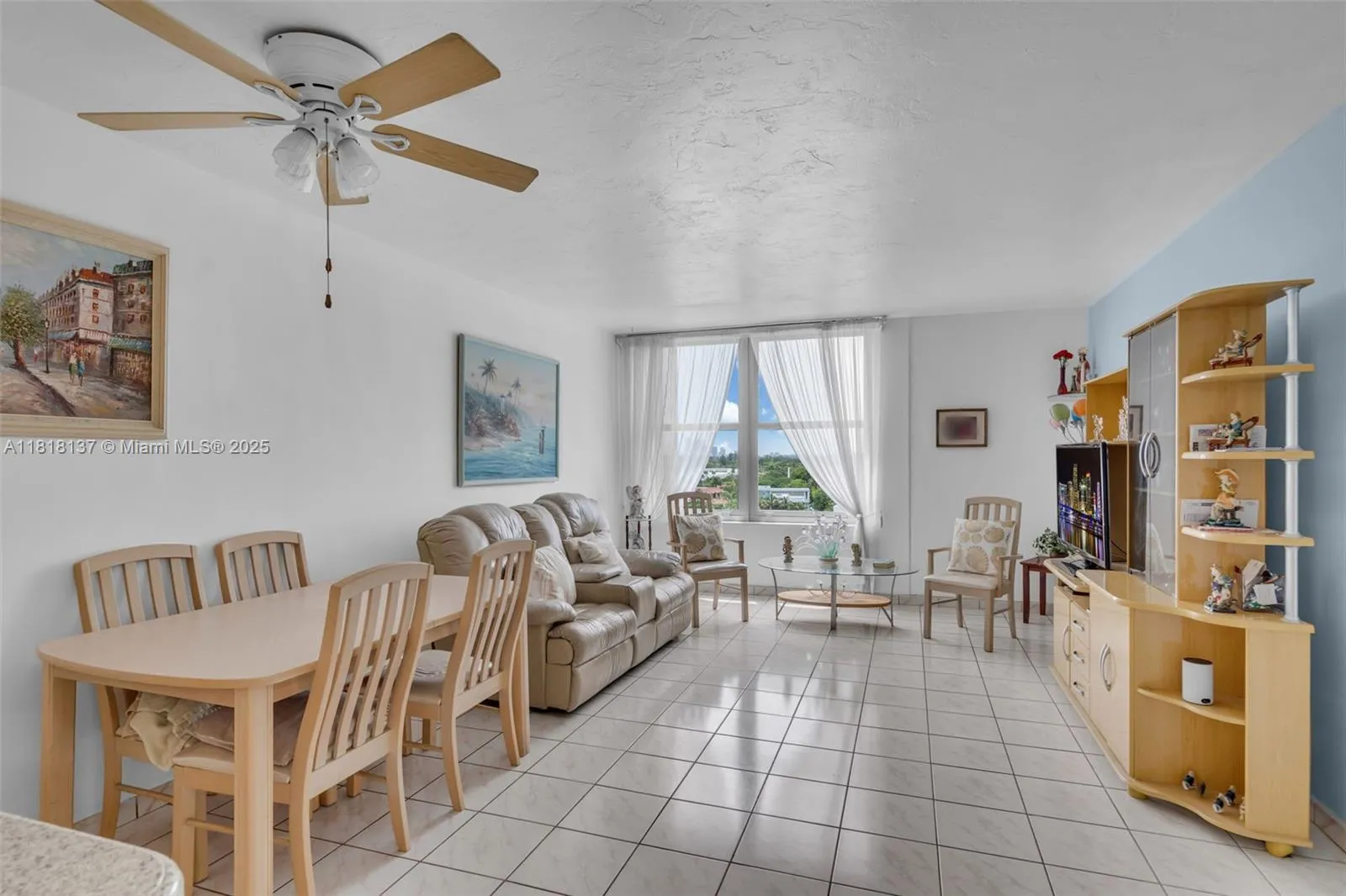 1 bedroom 1 bath for sale at 2899 Collins Ave # 946, Miami Beach FL 33140