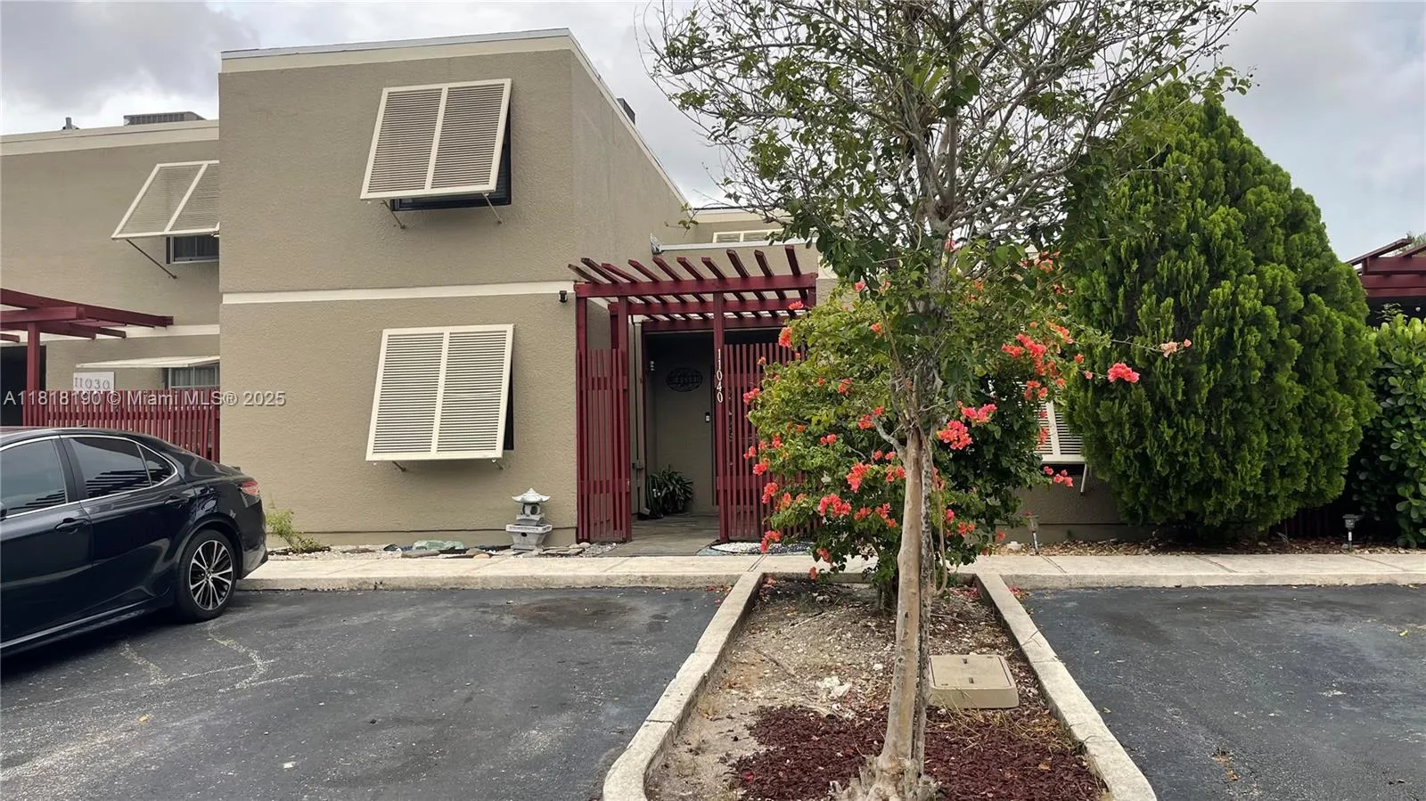 11040 S Lakeview Dr, Pembroke Pines FL 33026