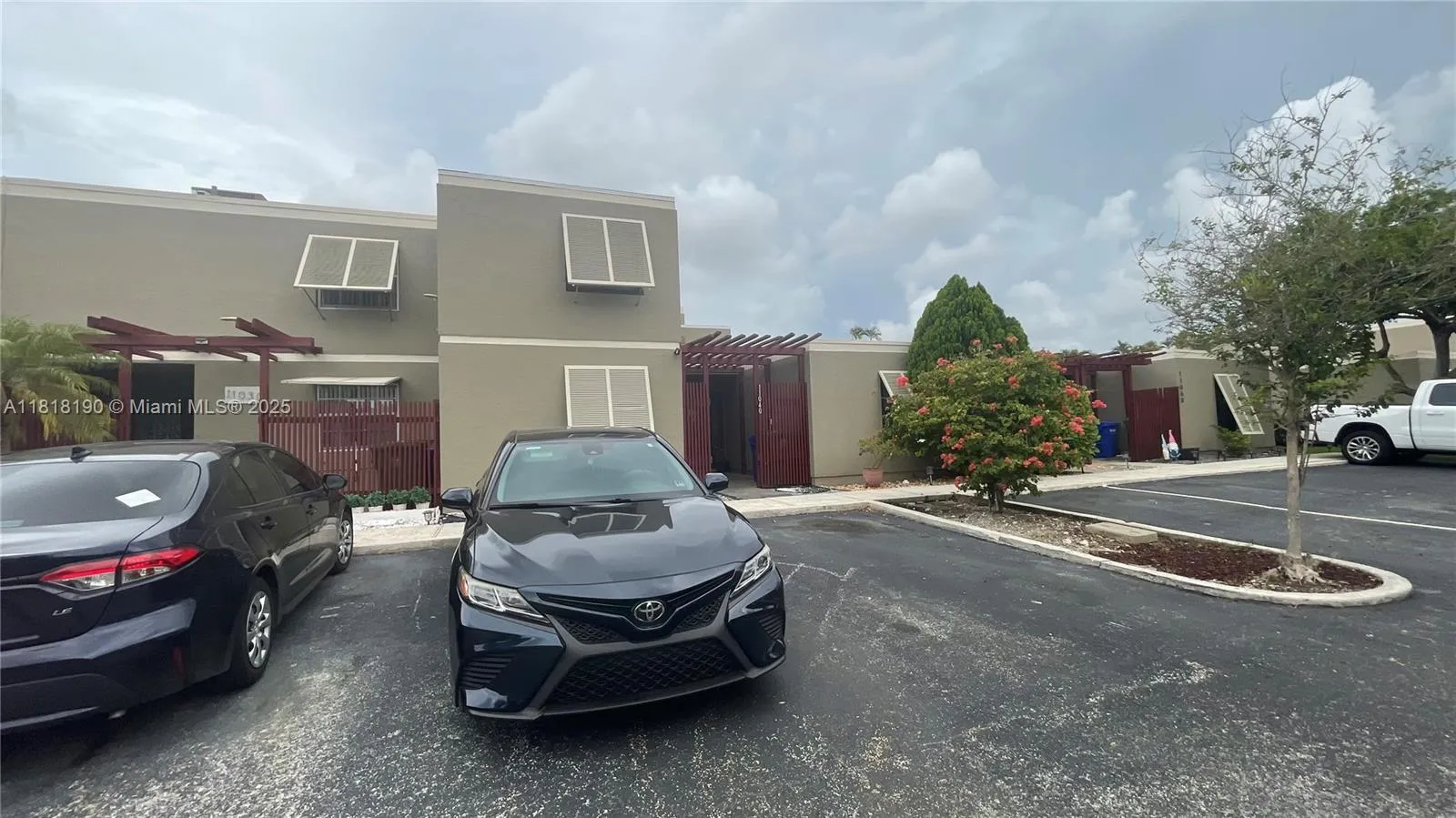 11040 S Lakeview Dr, Pembroke Pines FL 33026