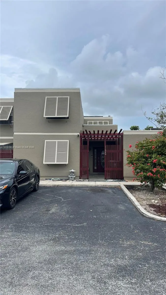 11040 S Lakeview Dr, Pembroke Pines FL 33026