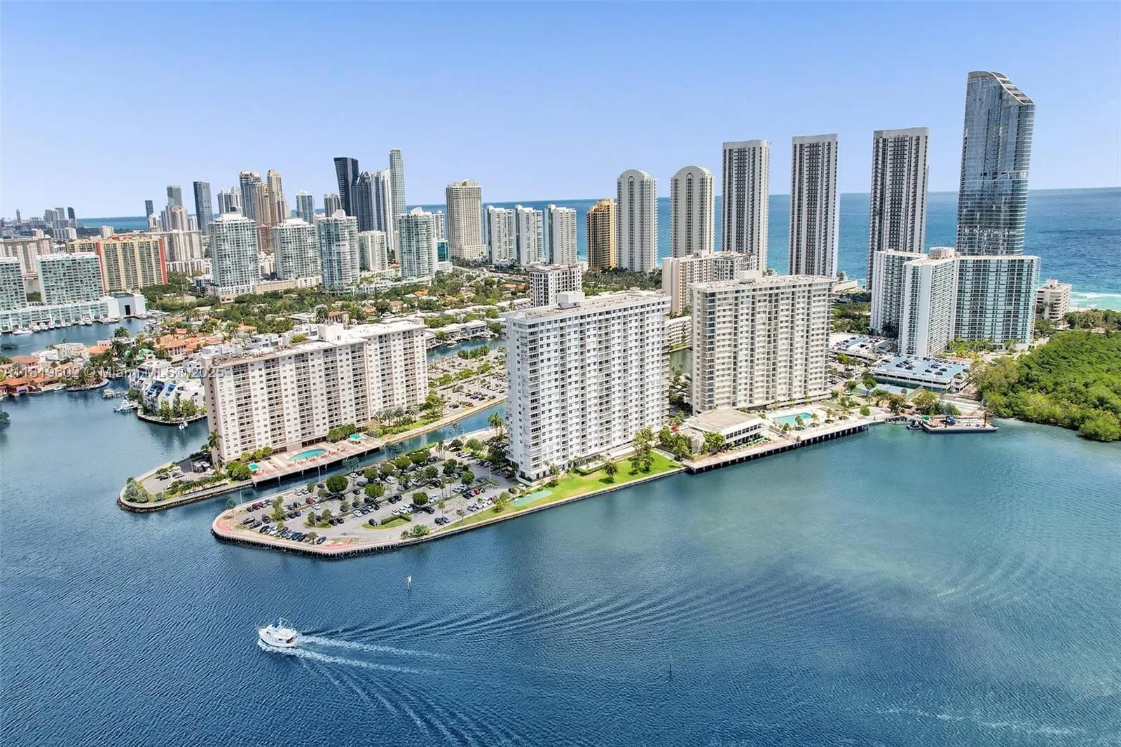 2 bedroom 2 bath for rent at 500 Bayview Dr # 826, Sunny Isles Beach FL 33160