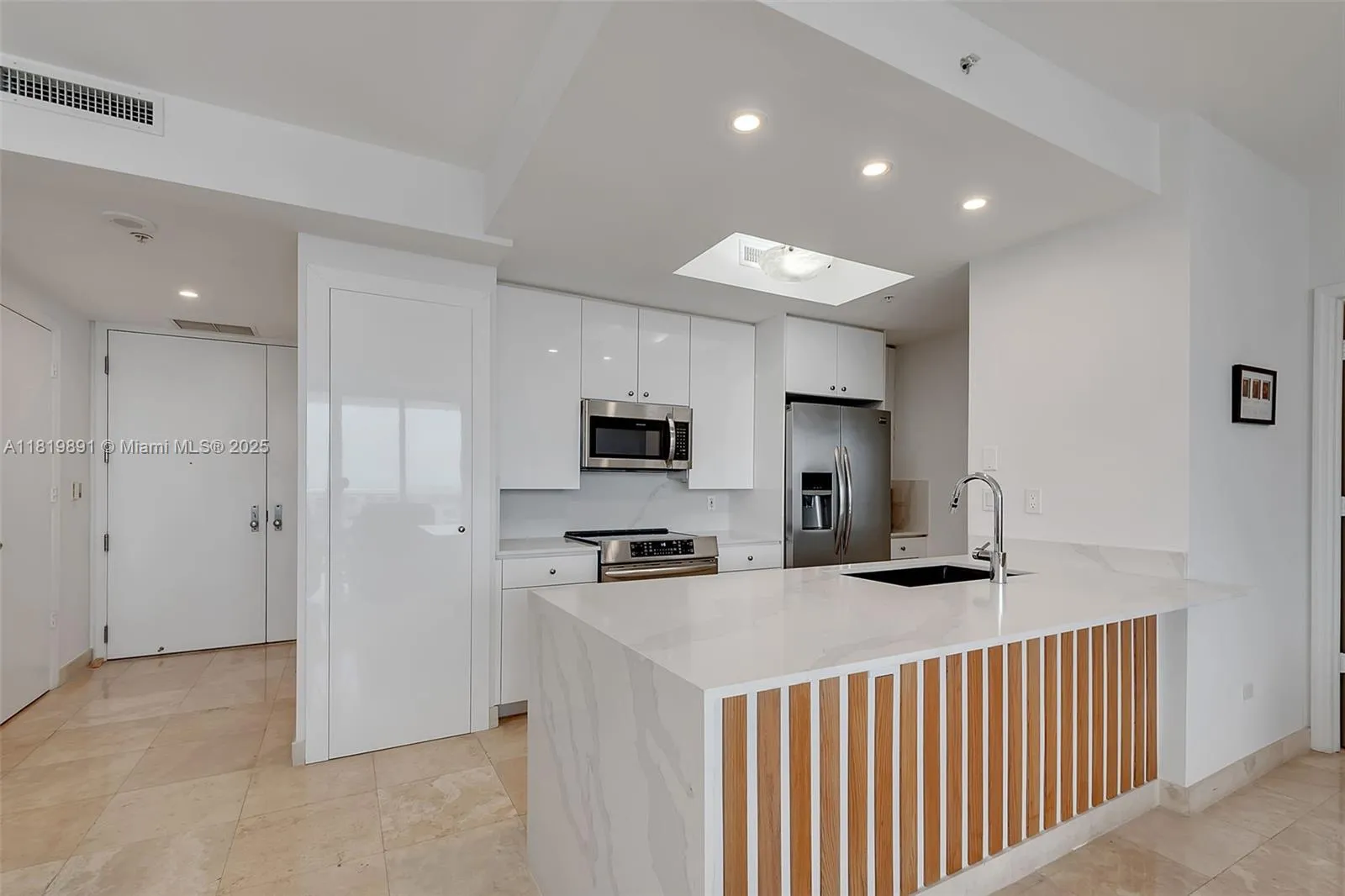 1 bedroom 1 bath for sale at 848 Brickell Key Dr # 1803, Miami FL 33131