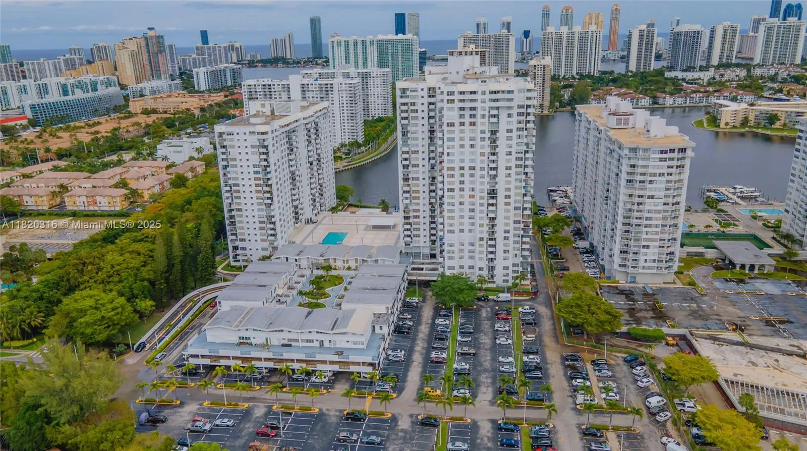 2 bedroom 2 bath for sale at 2750 NE 183rd St # 1908, Aventura FL 33160