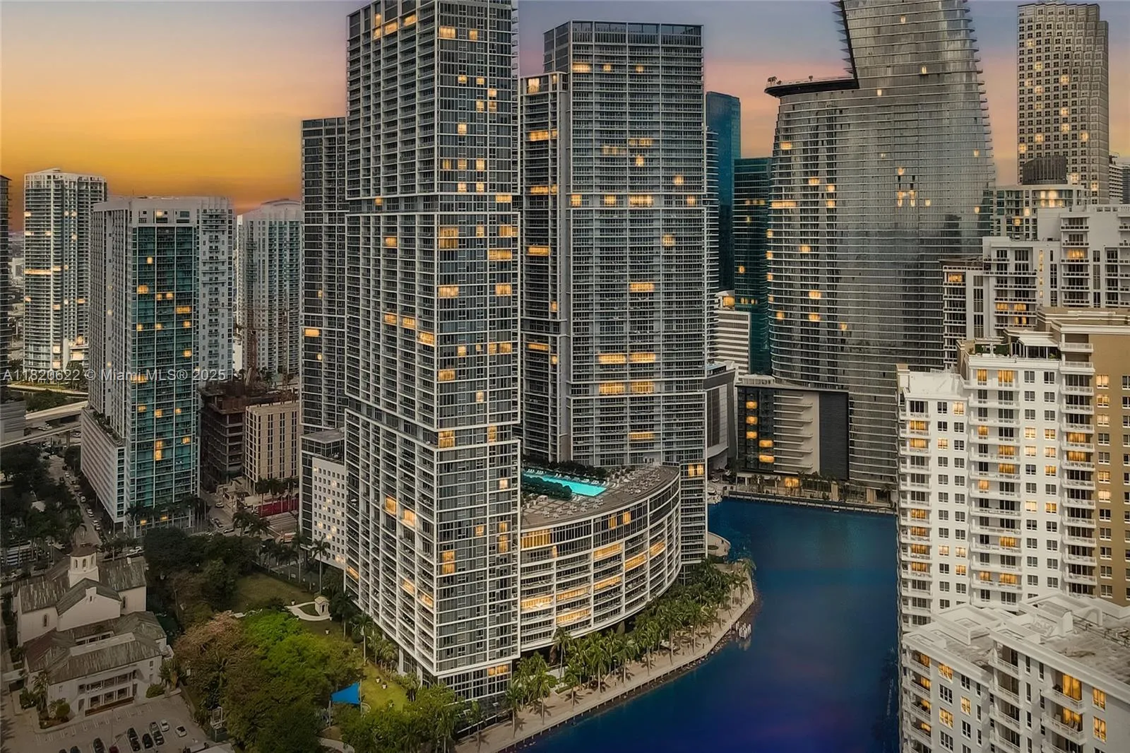 1 bedroom 1 bath for sale at 485 Brickell Ave # 2009, Miami FL 33131