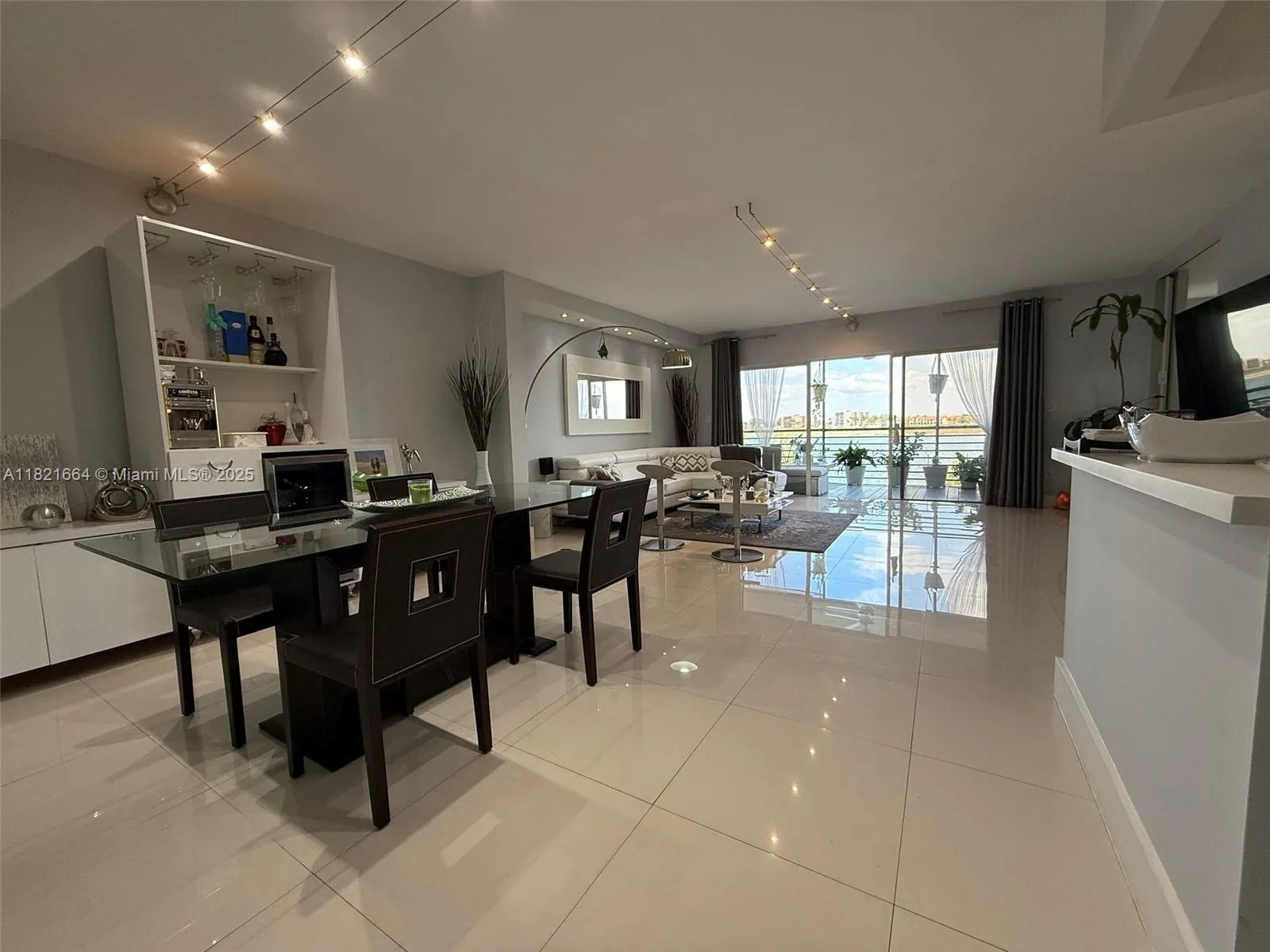 471 Ives Dairy Rd # 3, Miami FL 33179