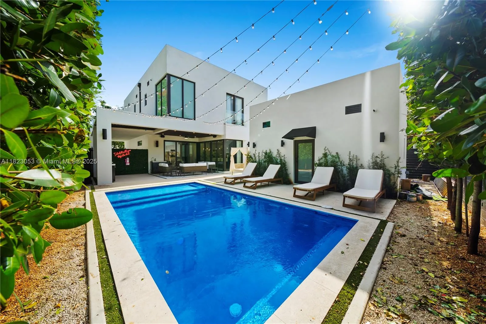 550 NW 42nd St, Miami FL 33127