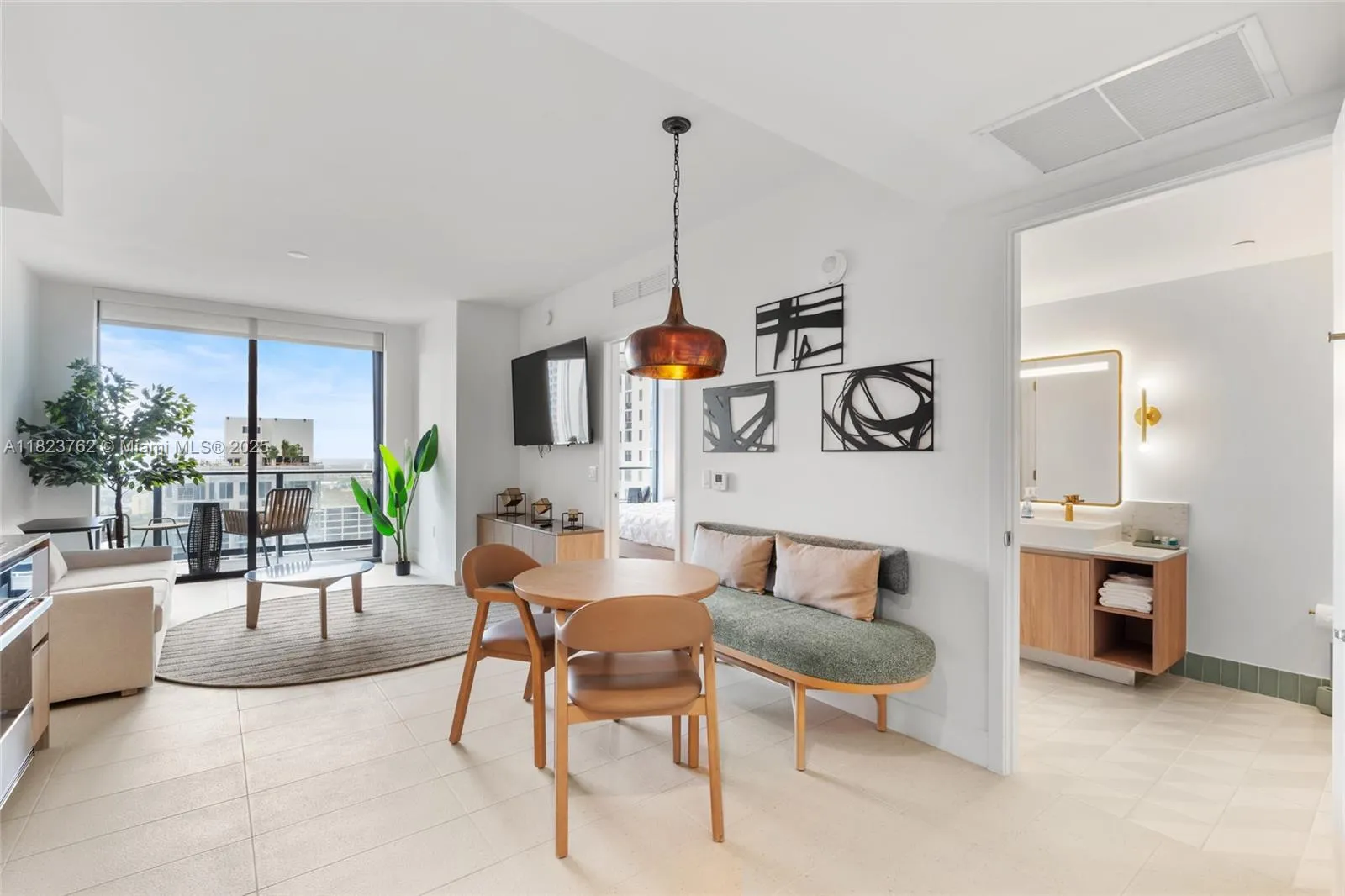 1 bedroom 1 bath for sale at 601 NE 1st Av # 3104, Miami FL 33132