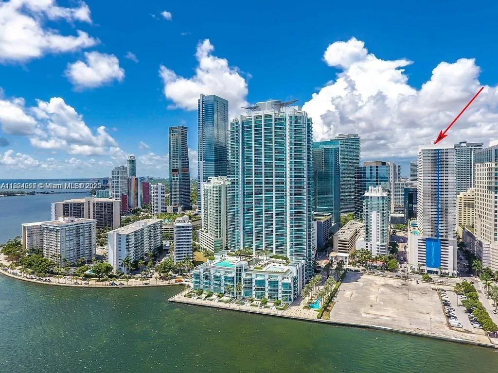 1 bedroom 1 bath for sale at 1200 Brickell Bay Dr # 1518, Miami FL 33131