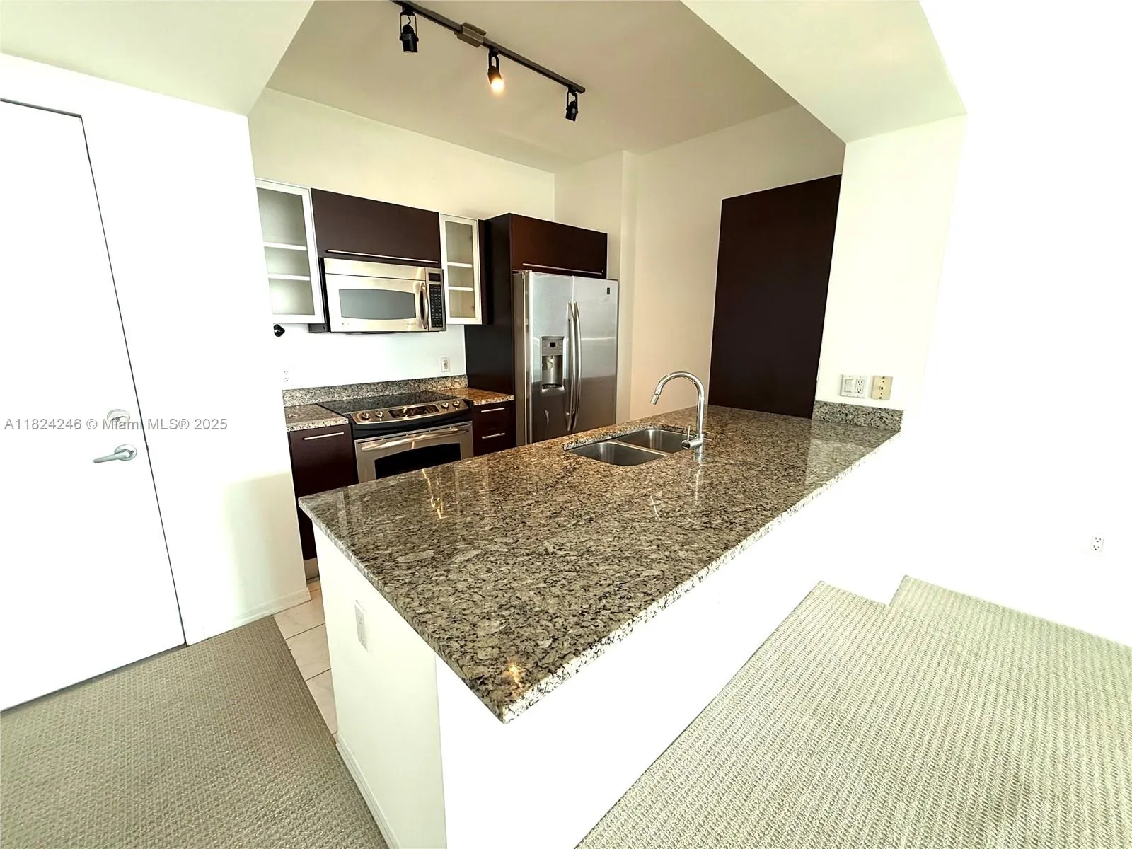 1 bedroom 1 bath for sale at 951 Brickell Ave # 3703, Miami FL 33131