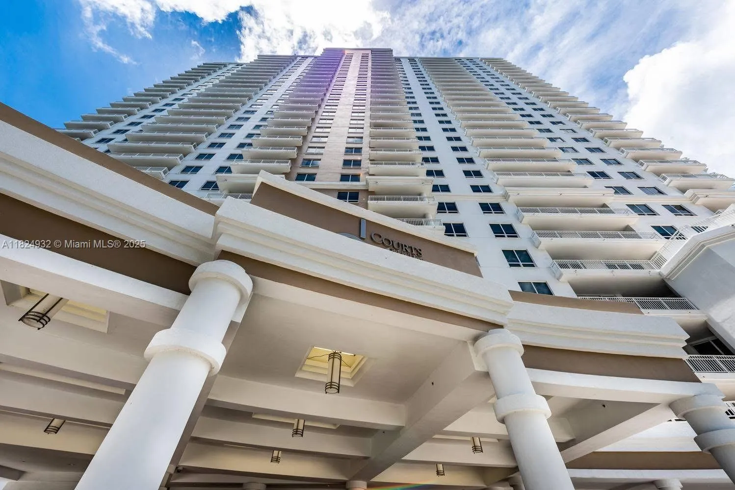 1 bedroom 1 bath for sale at 801 Brickell Key Blvd # 807, Miami FL 33131