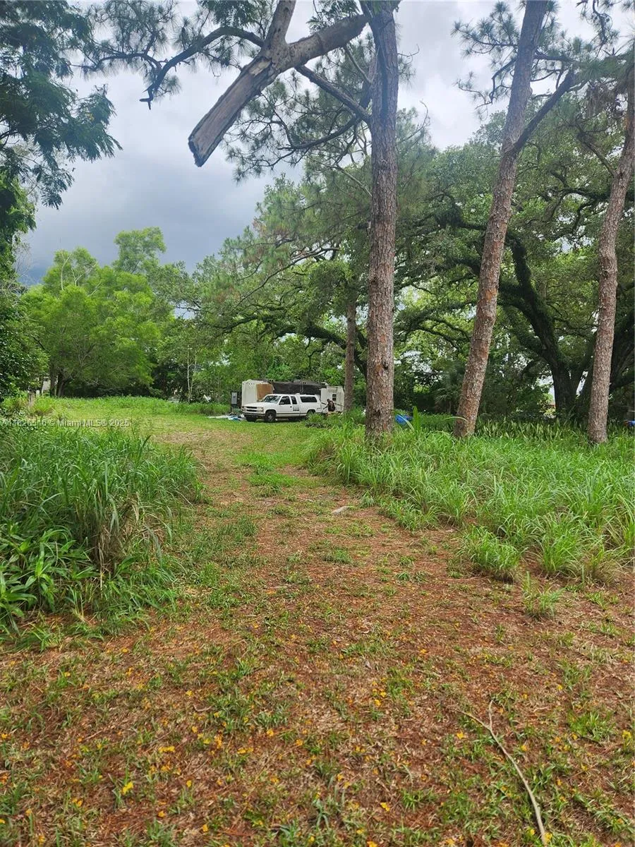 14 dr NW DR, Miami FL 33167