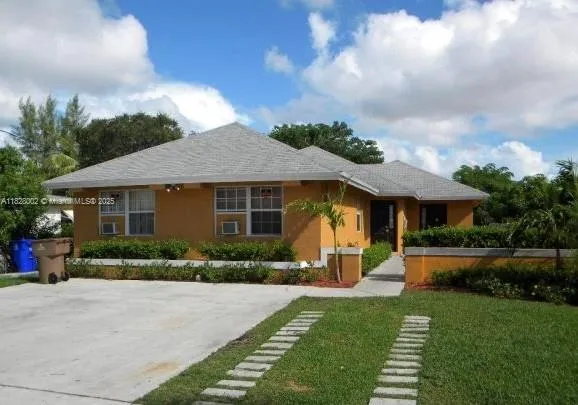 3 bedroom 2 bath for sale at 165 SW 5th Ct, Deerfield Beach FL 33441
