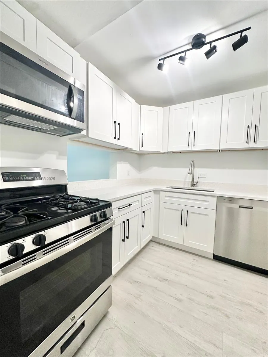 2 bedroom 1 bath for rent at 6890 N Kendall Dr # B204, Pinecrest FL 33156