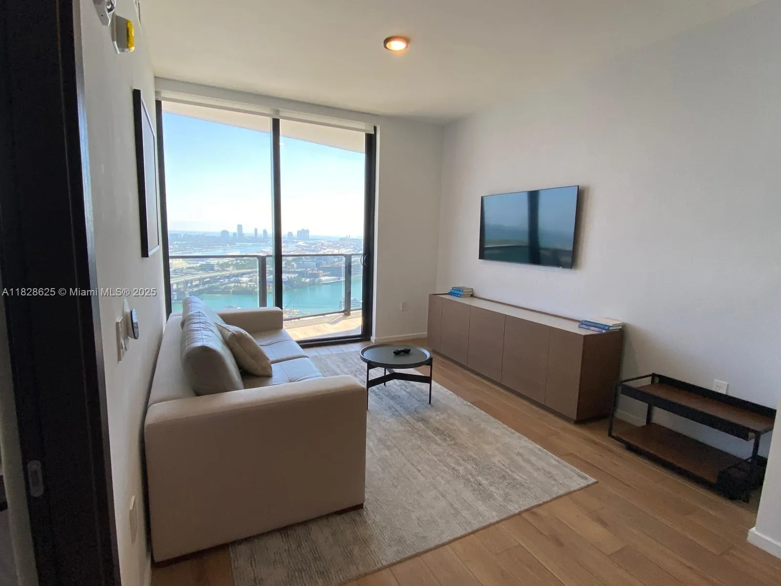 1 bedroom 1 bath for rent at 398 NE 5th St # 2910, Miami FL 33132