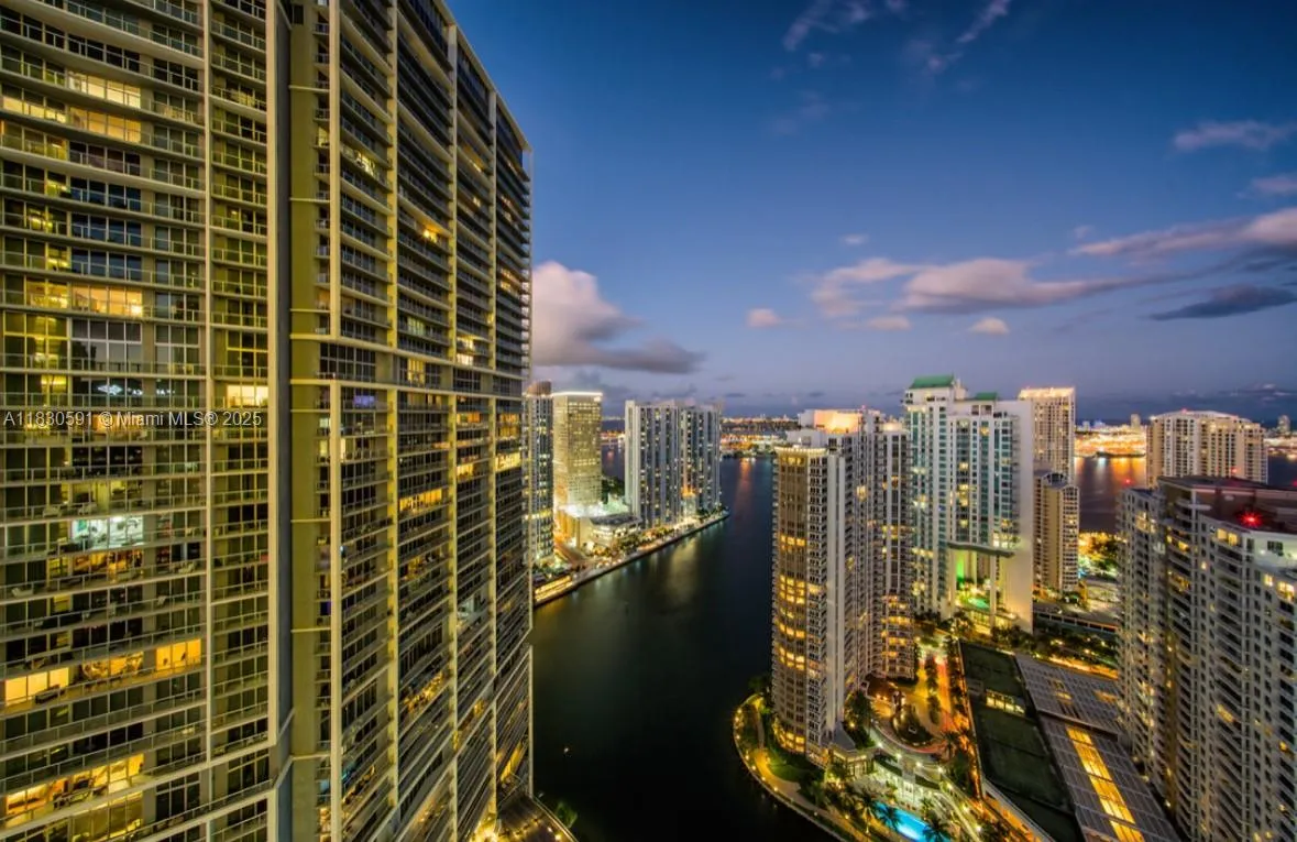 2 bedroom 2 bath for rent at 495 Brickell Ave # 4004, Miami FL 33131