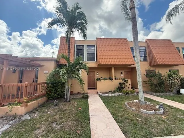 3 bedroom 2 bath for sale at 9106 Limetree Ln # 174, Pembroke Pines FL 33024