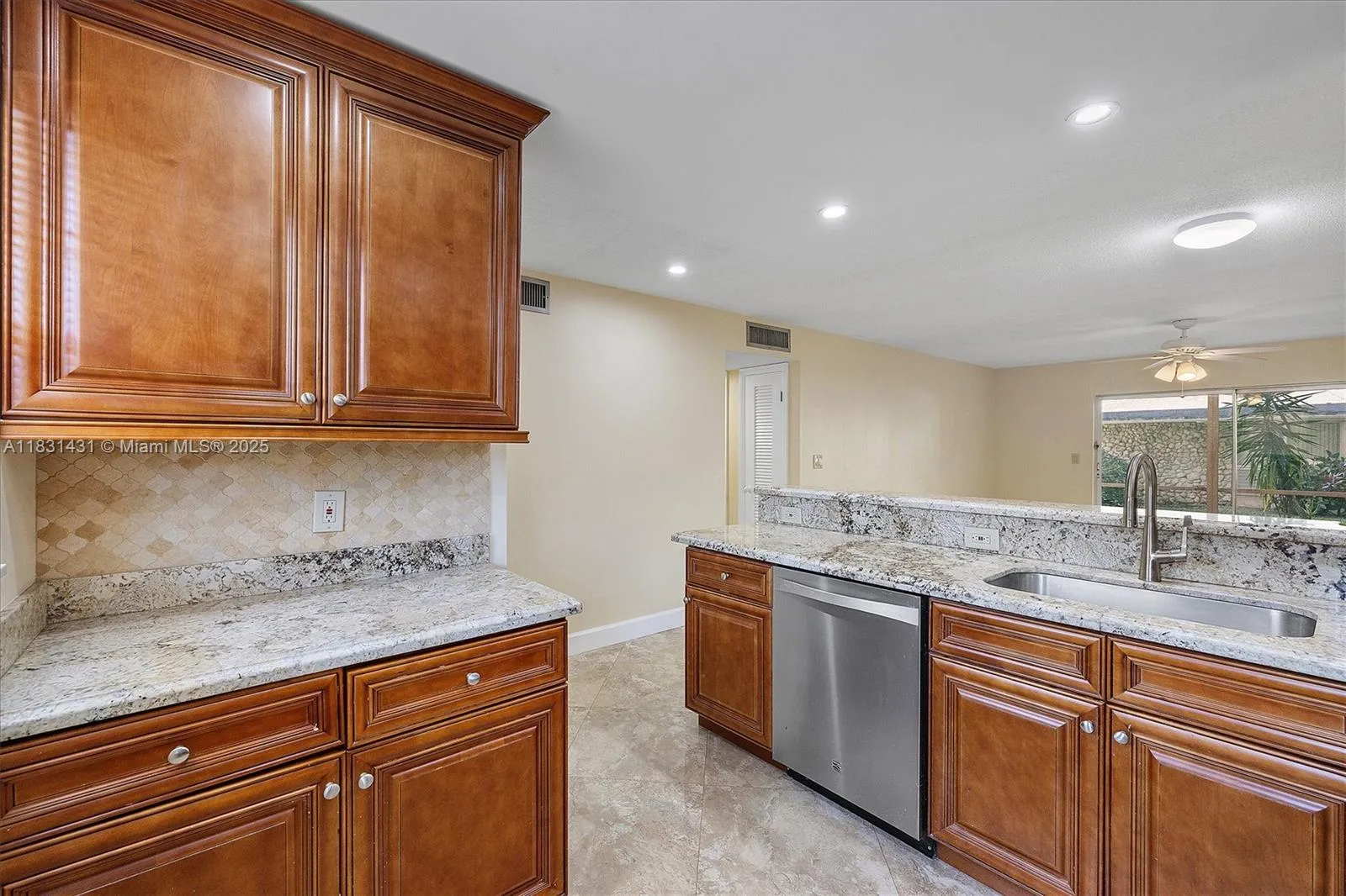 219 NE 14th Ave # 101, Hallandale Beach FL 33009