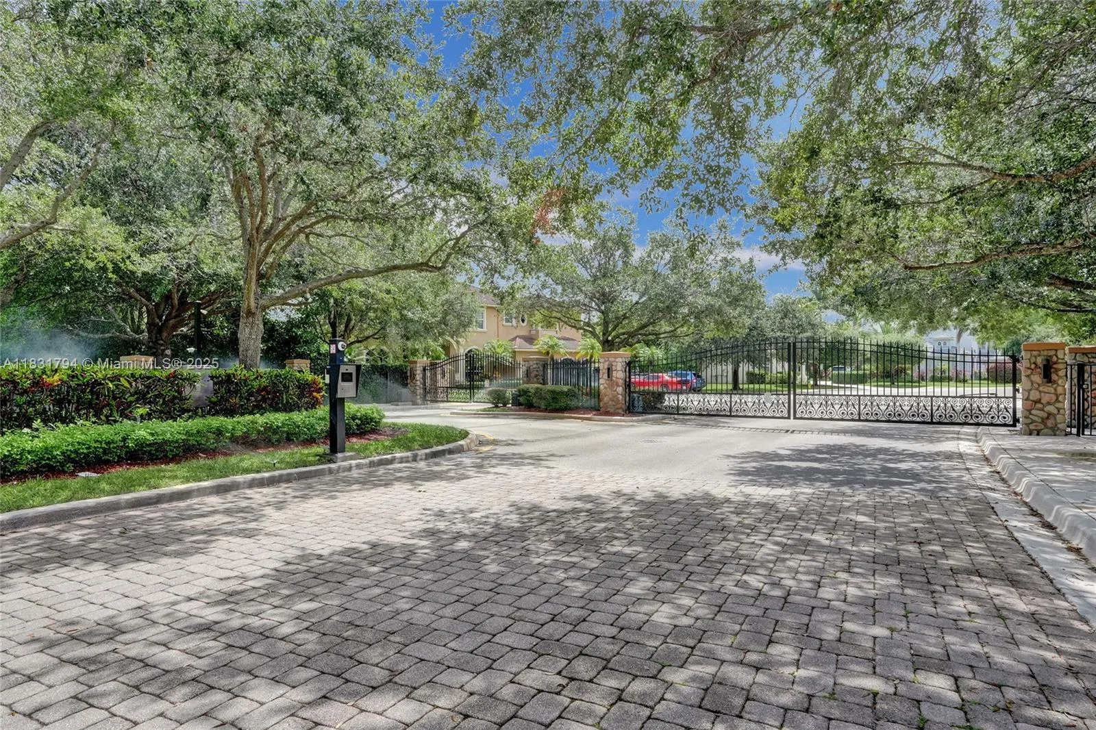 11056 Blackhawk Blvd, Davie FL 33328