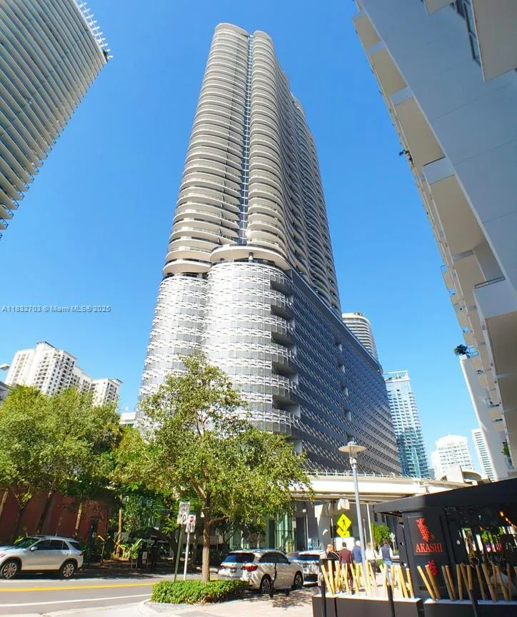 1 bedroom 1 bath for sale at 1000 Brickell Plz # 3703, Miami FL 33131