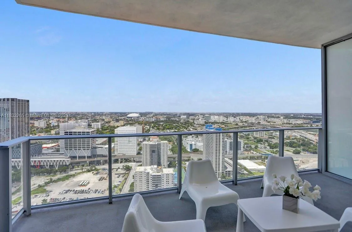 1 bedroom 2 bath for sale at 851 NE 1st Ave # 3510, Miami FL 33132