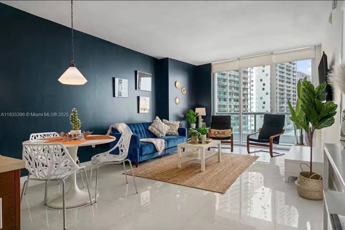 1 bedroom 1 bath for sale at 485 Brickell Ave # 1606, Miami FL 33131