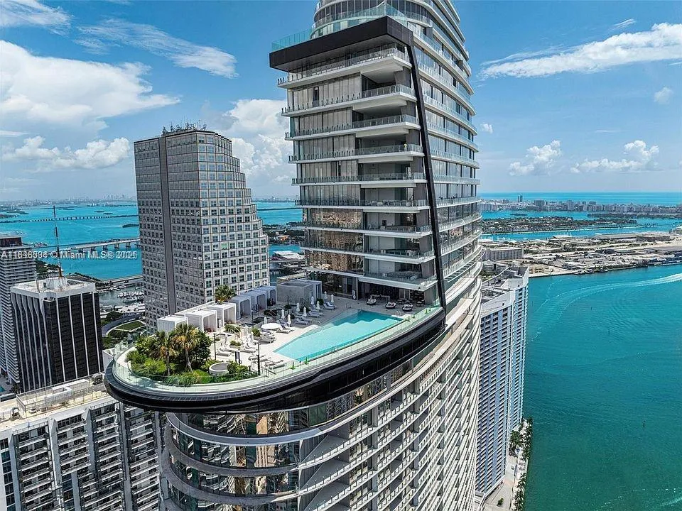 3 bedroom 3 bath for sale at 300 Biscayne Blvd way # 4707, Miami FL 33131