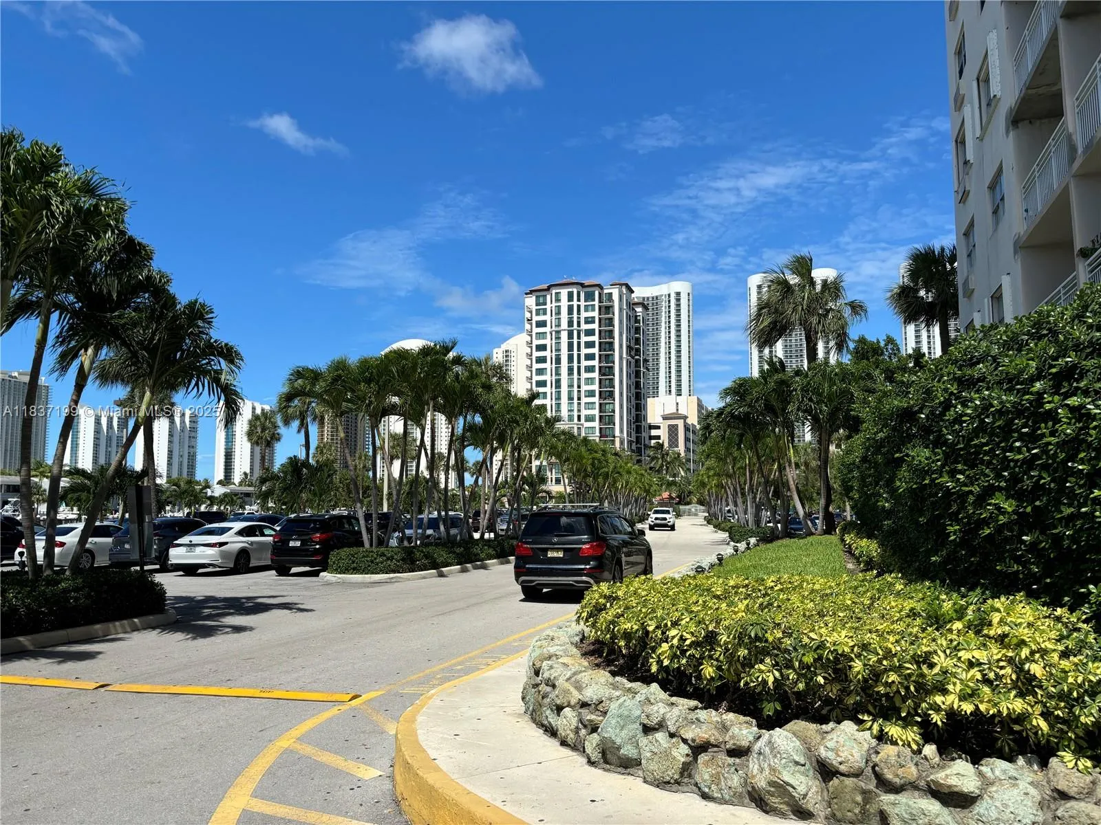 1 bedroom 1 bath for rent at 400 Kings Point Dr # 309, Sunny Isles Beach FL 33160