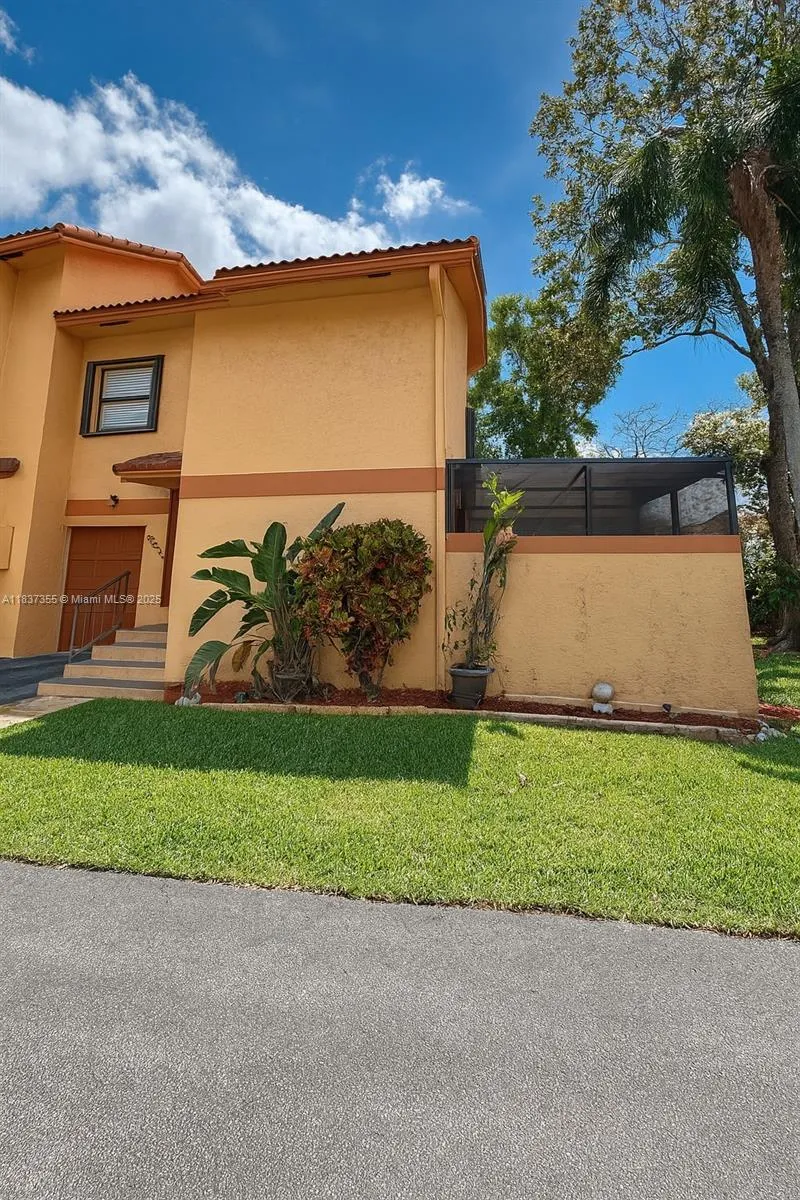 11236 SW 11 St, Pembroke Pines FL 33025