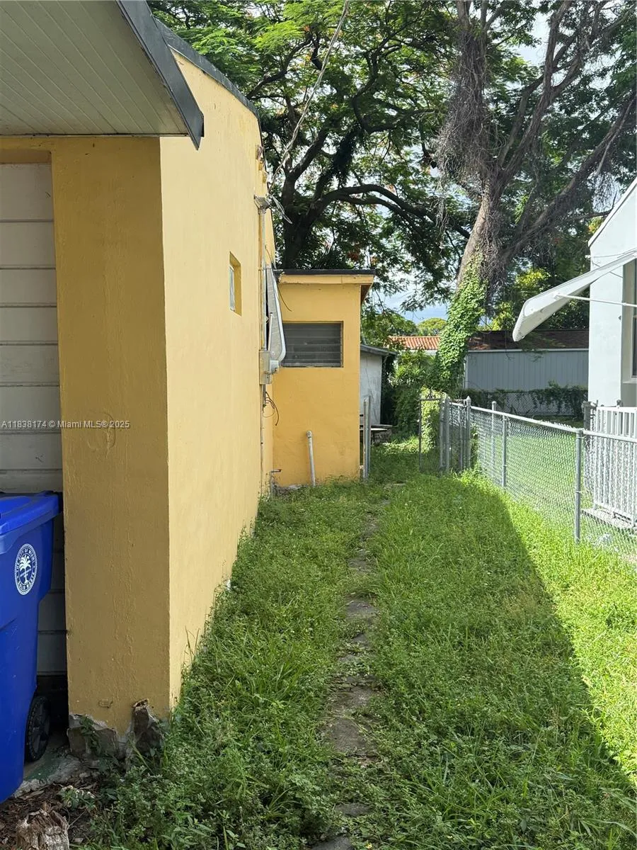 794 NW 44th St, Miami FL 33127