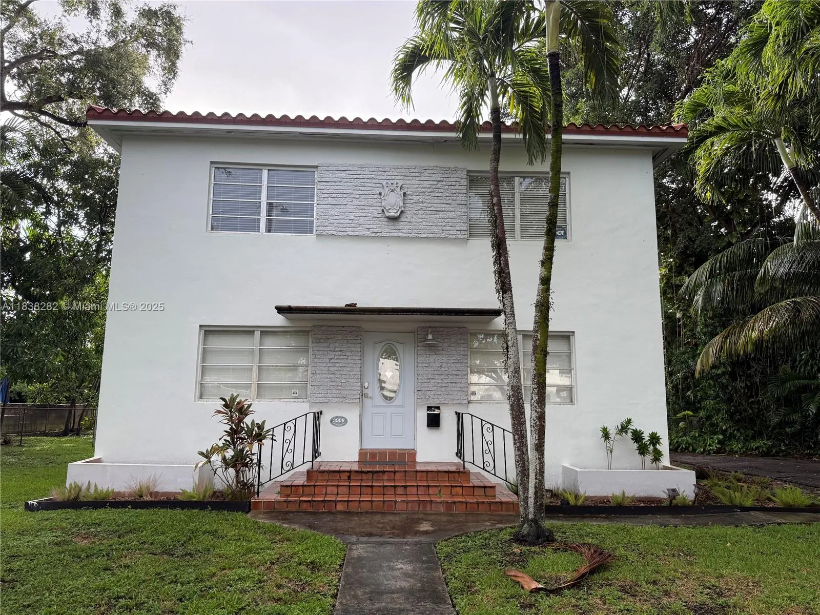 2 bedroom 1 bath for rent at 3909 Ponce De Leon Blvd # 2, Coral Gables FL 33134