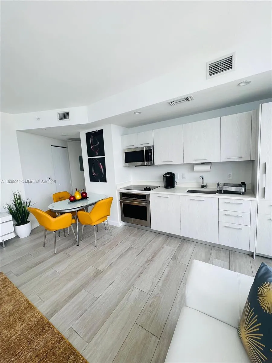 55 SW 9th St # 3308, Miami FL 33130