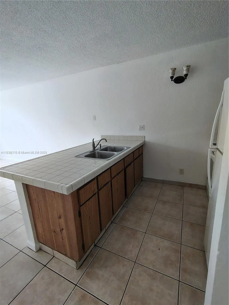 2401 Riverside Dr # B, Coral Springs FL 33065