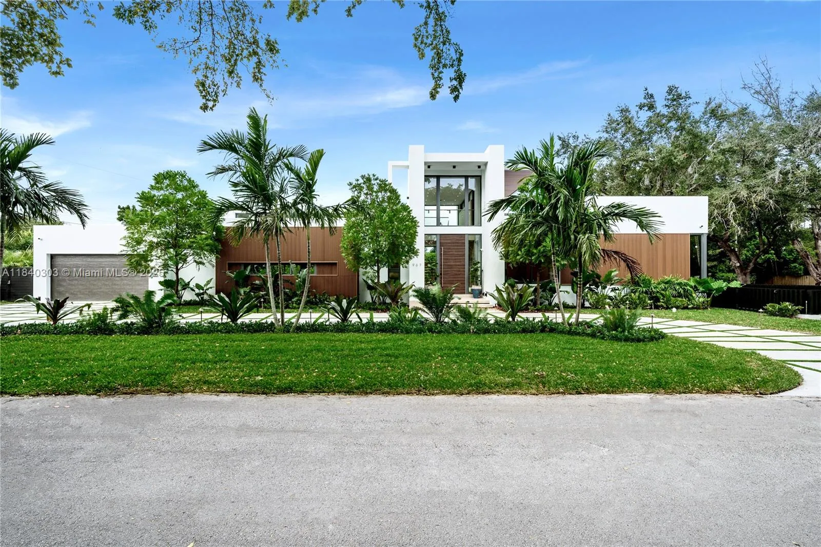 4 bedroom 5 bath for sale at 967 NE 117th St, Biscayne Park FL 33161