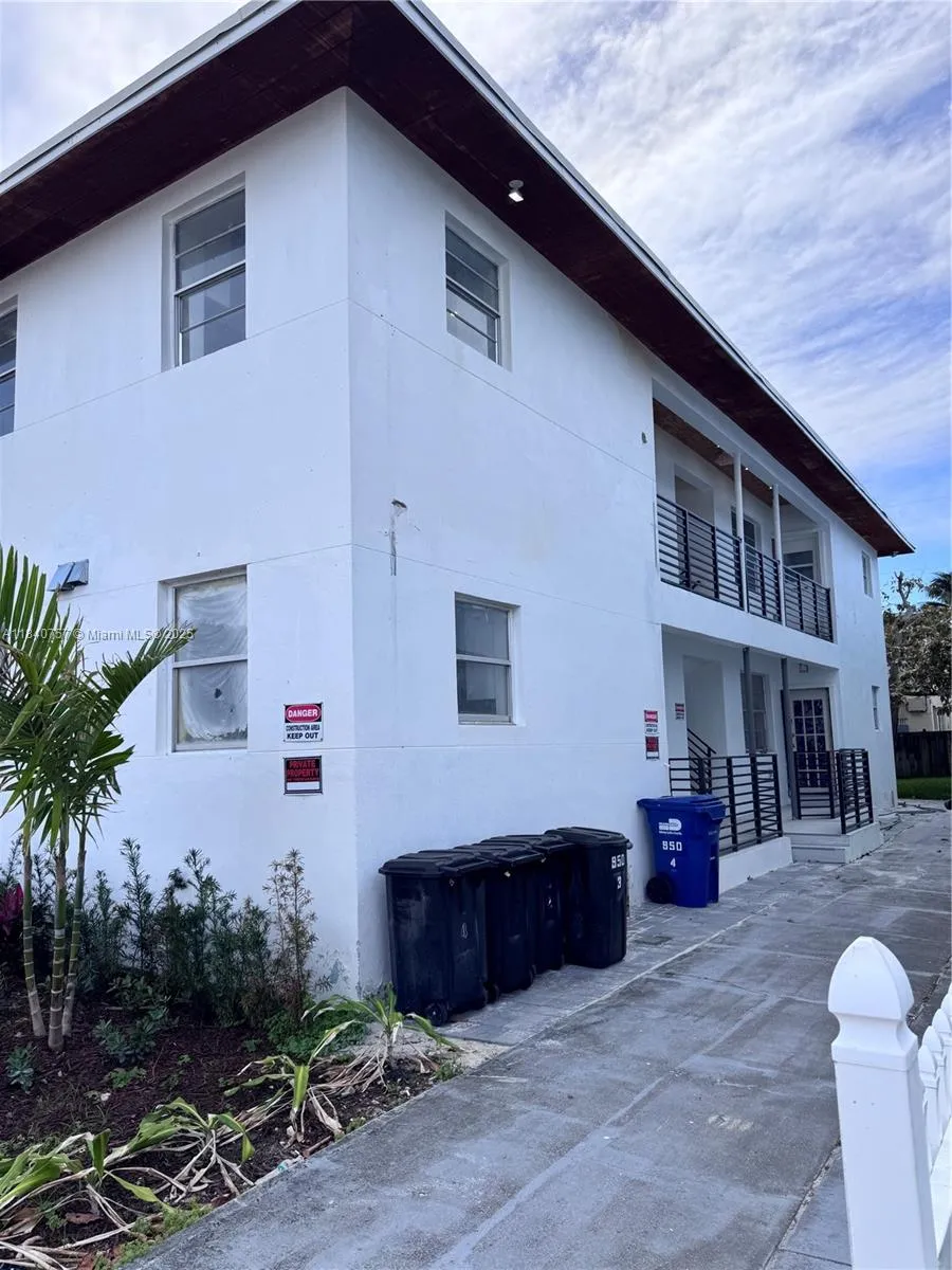 950 79th Ter, Miami Beach FL 33141