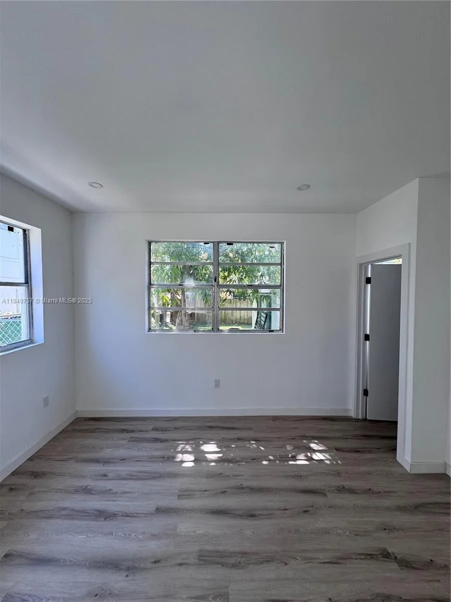 950 79th Ter, Miami Beach FL 33141