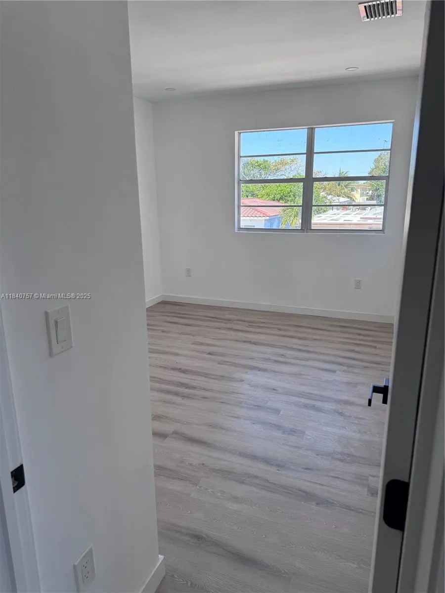 950 79th Ter, Miami Beach FL 33141