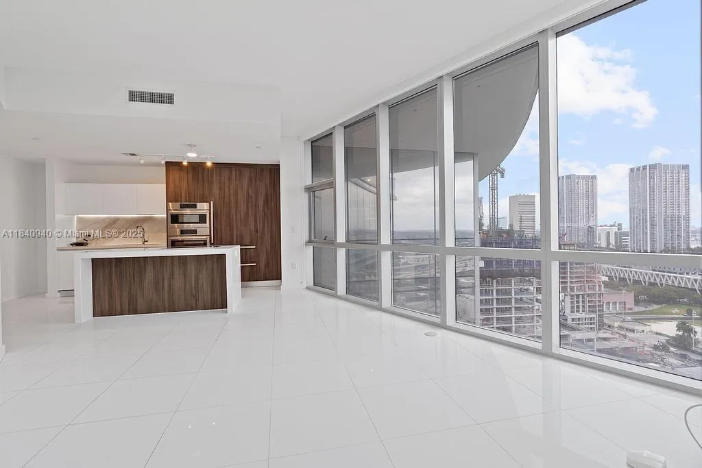 1 bedroom 1 bath for sale at 851 NE 1st Ave # 2102, Miami FL 33132