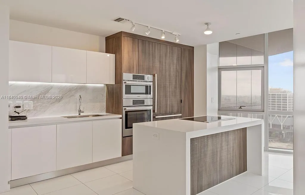 851 NE 1st Ave # 2102, Miami FL 33132