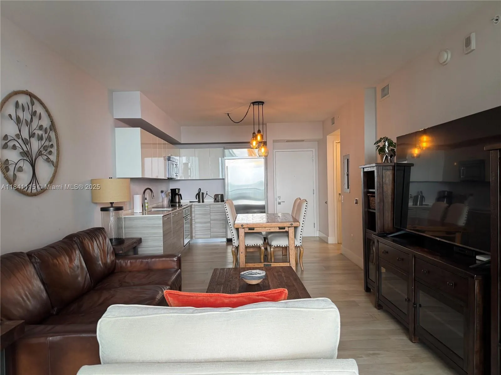 1 bedroom 1 bath for sale at 1300 Brickell Bay Dr # 1808, Miami FL 33131