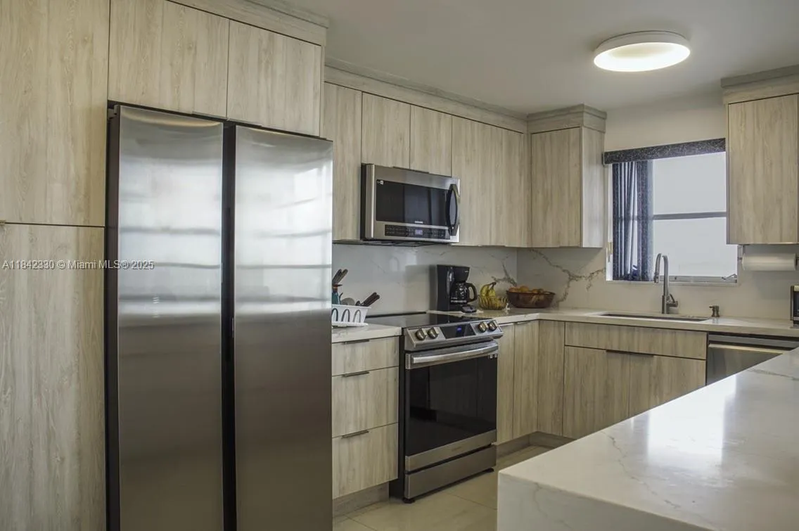 2 bedroom 2 bath for sale at 2780 NE 183rd St # 1001, Aventura FL 33160