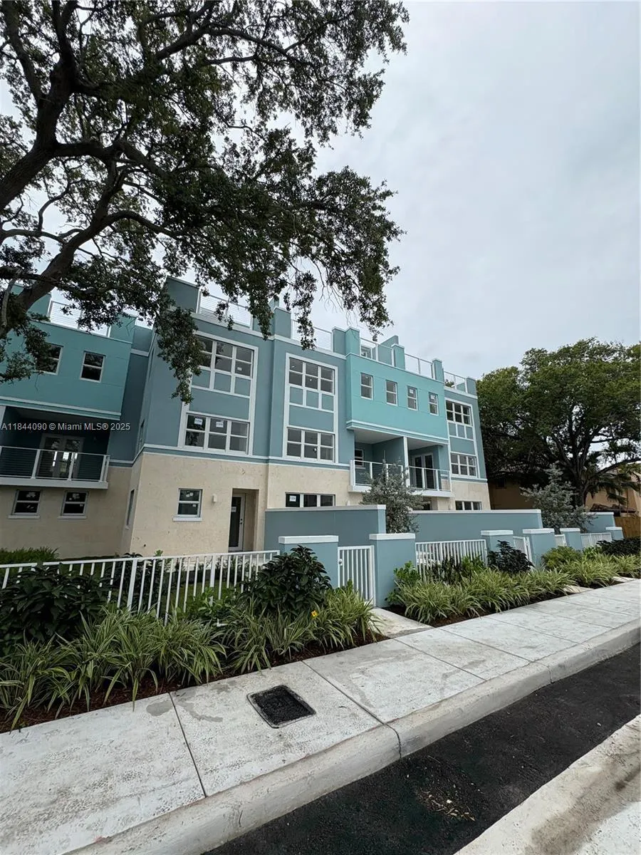 824 SE 12th Ct, Fort Lauderdale FL 33316