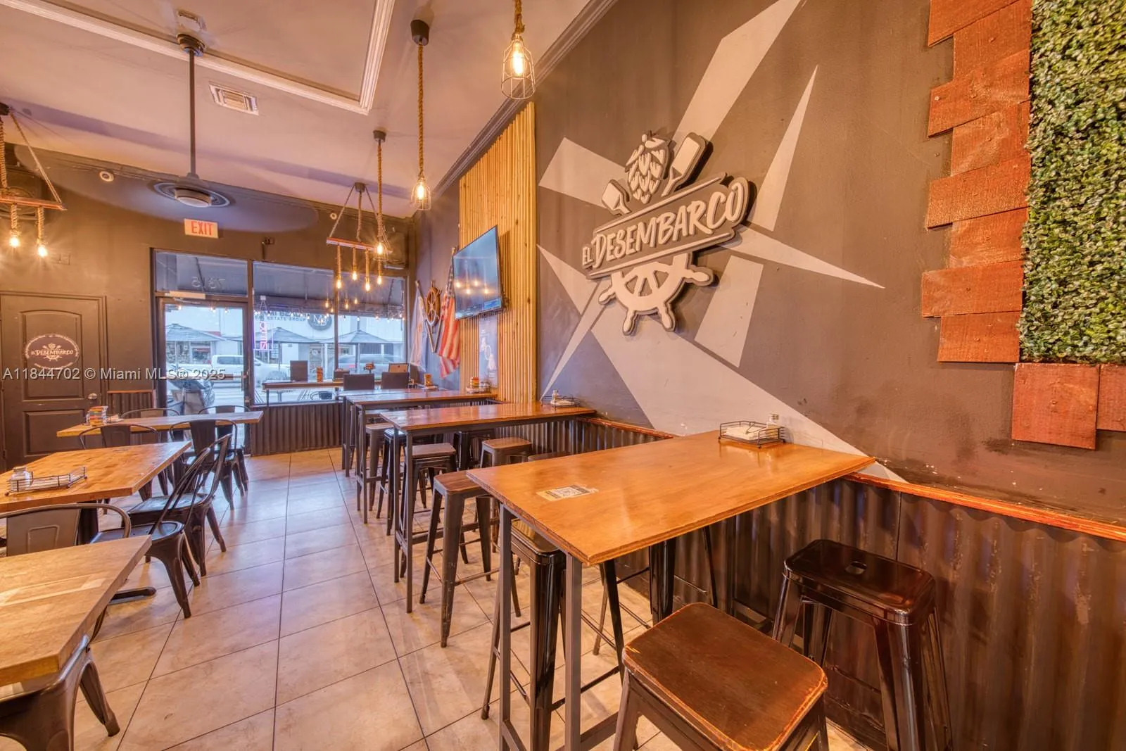 Gourmet Burger Franchise For Sale in Prime Miami Beach Location, Miami Beach FL 33141