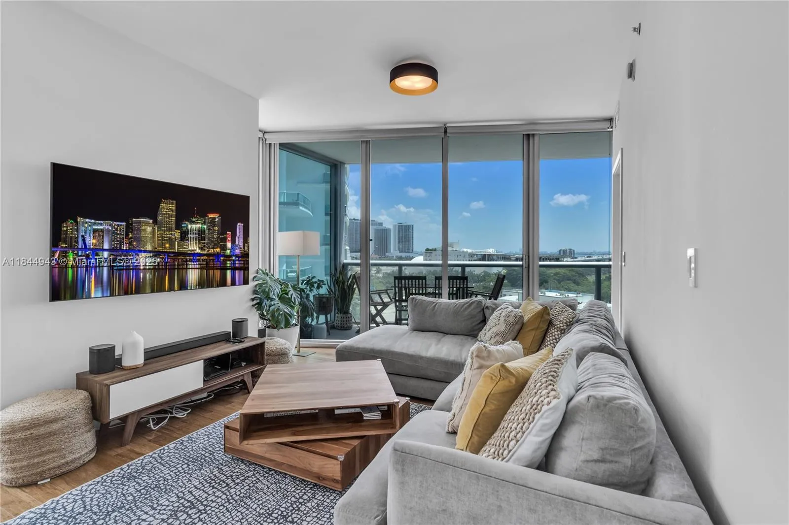 888 Biscayne Boulevard # 812, Miami FL 33132